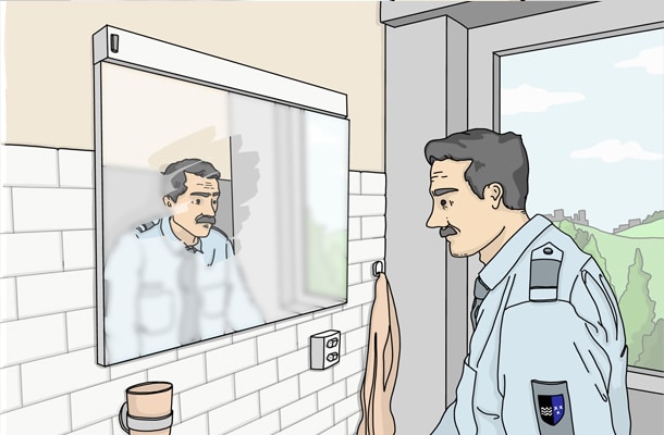 Polizist vor Spiegel