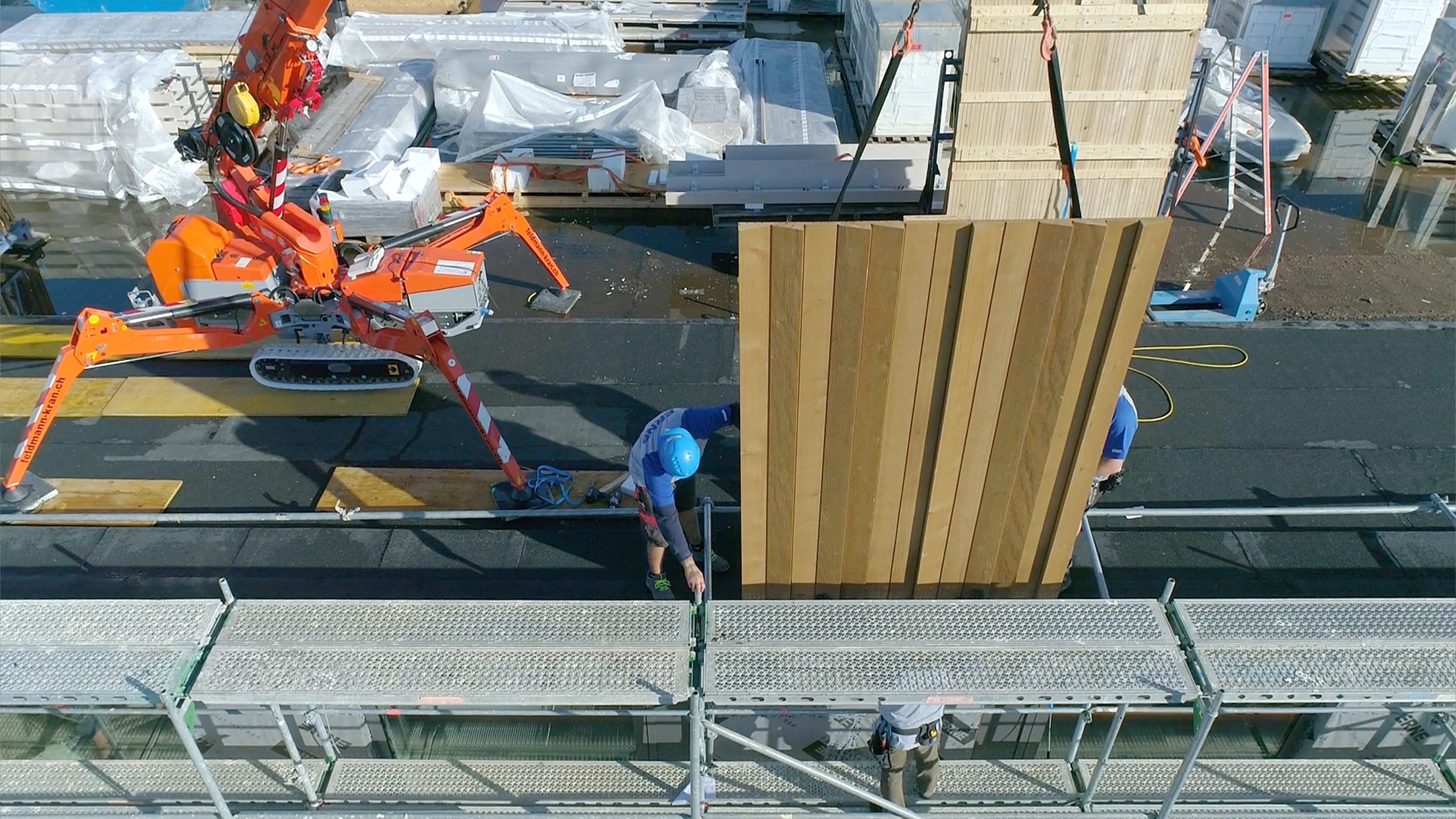 Montage Holzfassade am KSB-Neubau