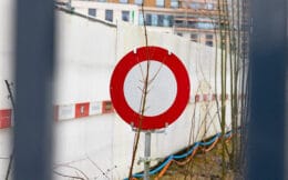 Gitter und Verbotstafel für Zutritt zur Baustelle Kantonsspital Baden.