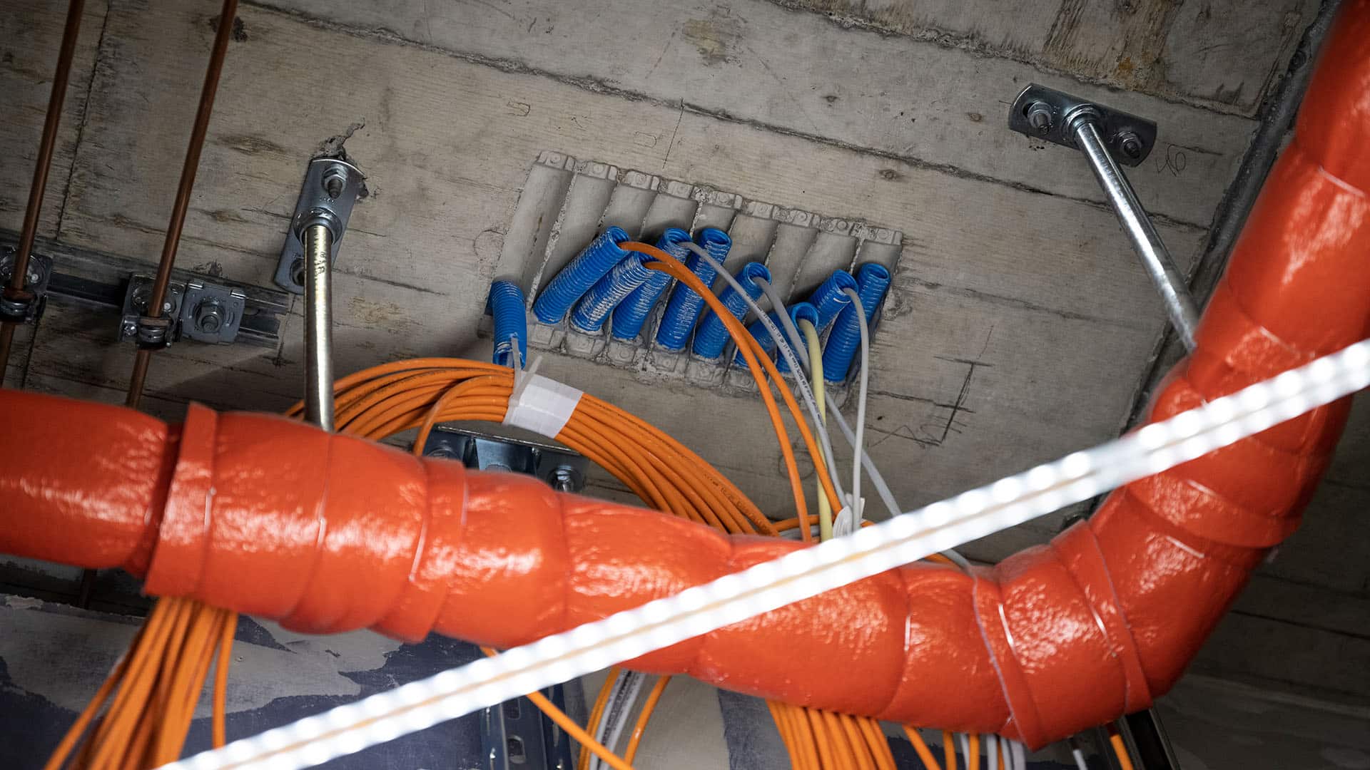 Kabel, Rohre, Leitungen hängen aus der Decke im KSB-Neubau