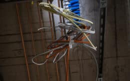 Kabel und Rohre hängen aus der Decke im KSB-Neubau
