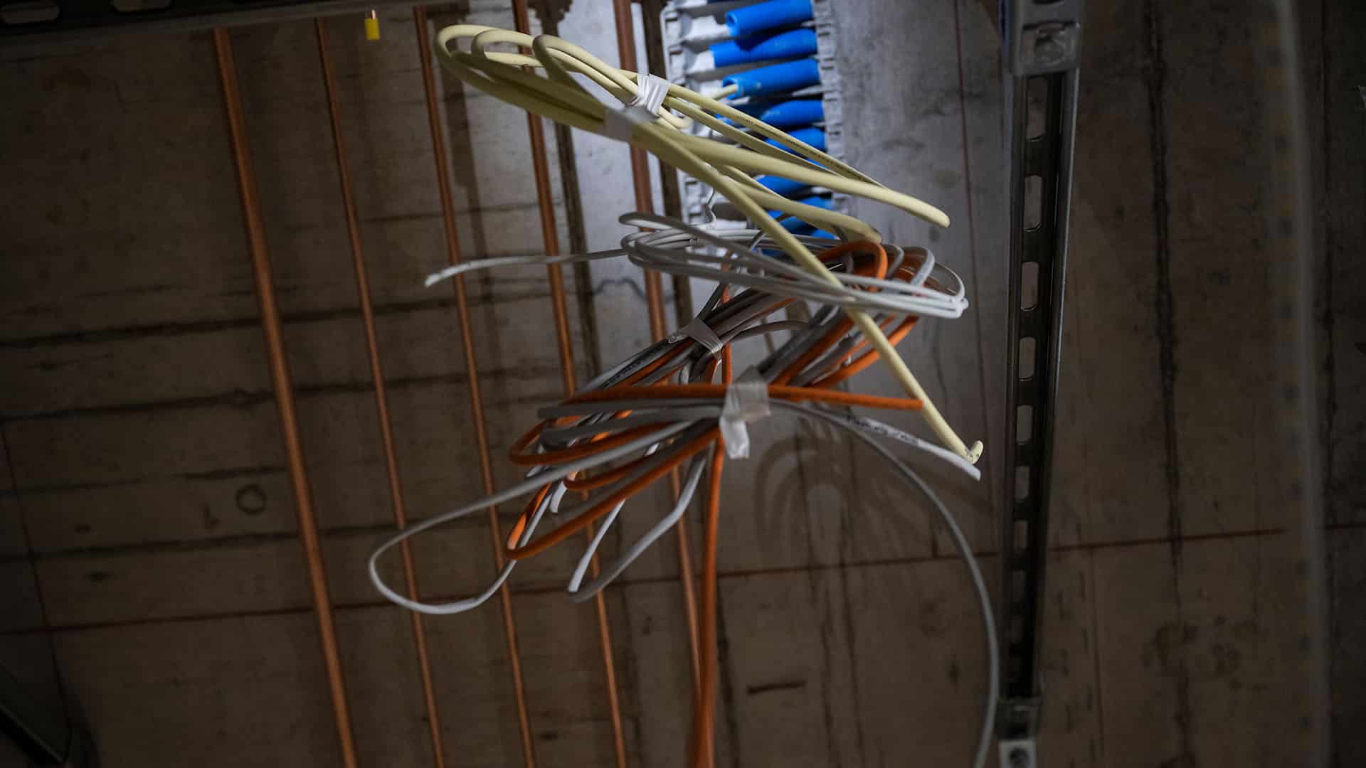 Kabel und Rohre hängen aus der Decke im KSB-Neubau