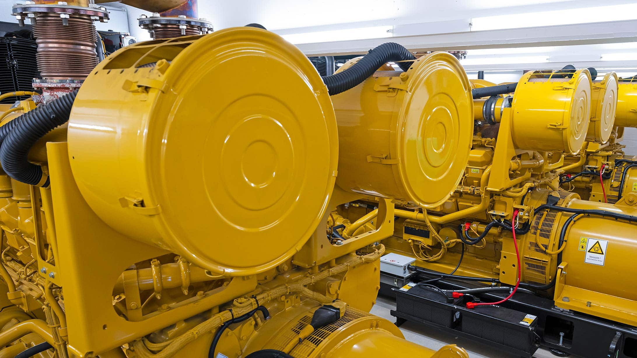 Gelbe Diesel-Aggregate zur Notstromversorgung des KSB.