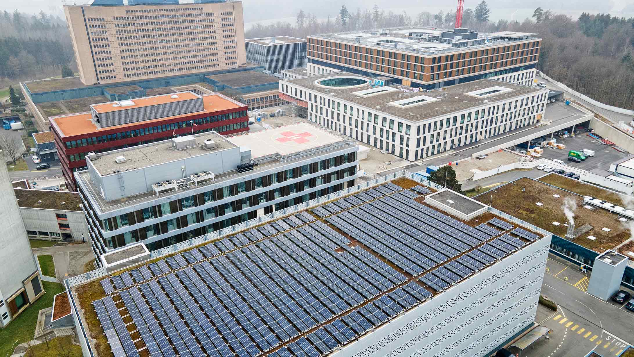 Drohnenbild Gesundheits-Campus KSB mit KSB-Neubau und Photovoltaikanlage auf Parkhaus.