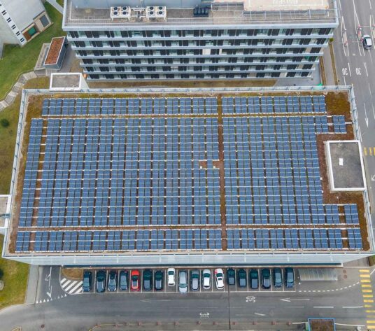Drohnenaufnahme Photovoltaik-Anlage auf Parkhaus KSB.