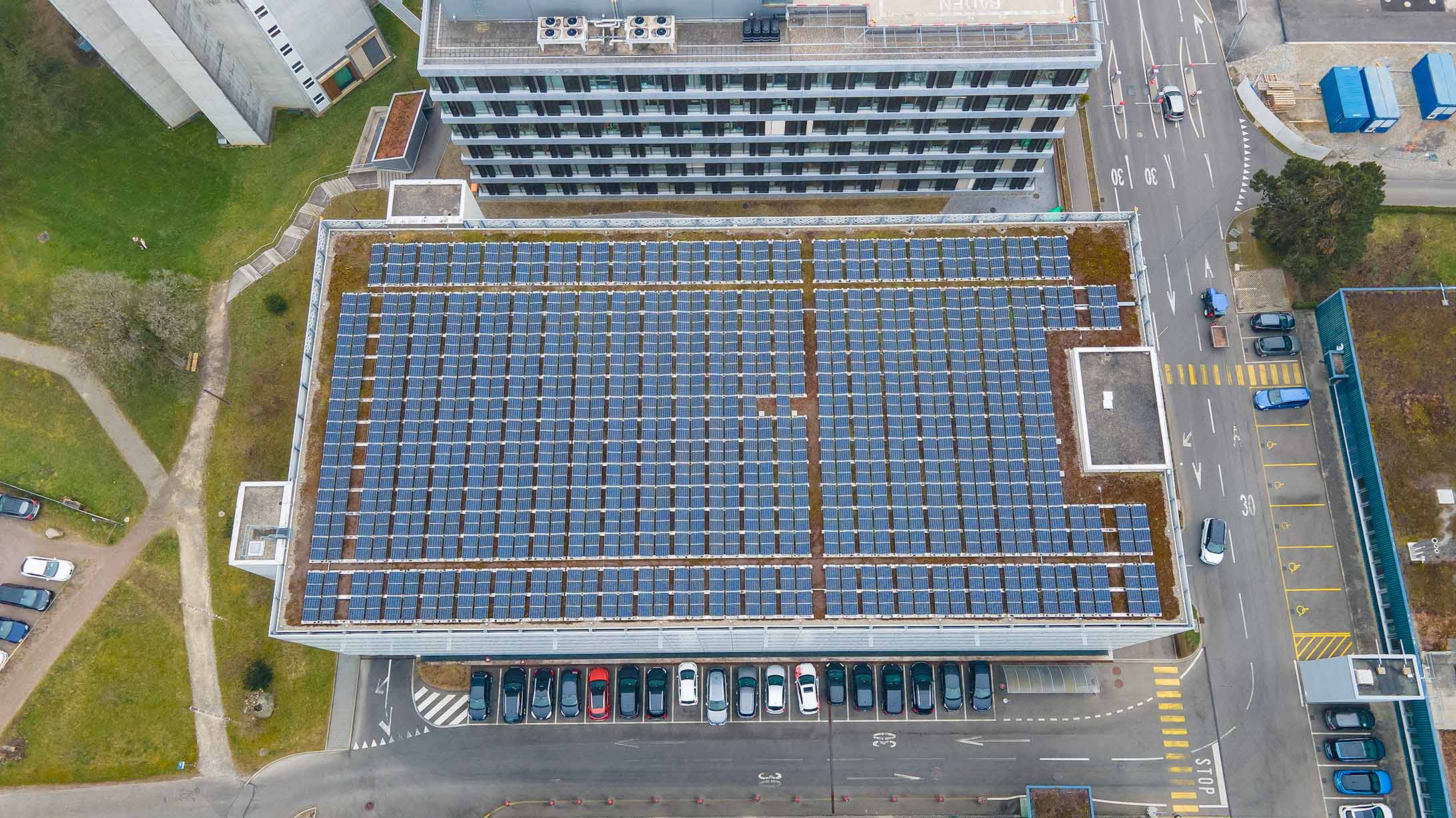 Drohnenaufnahme Photovoltaik-Anlage auf Parkhaus KSB.