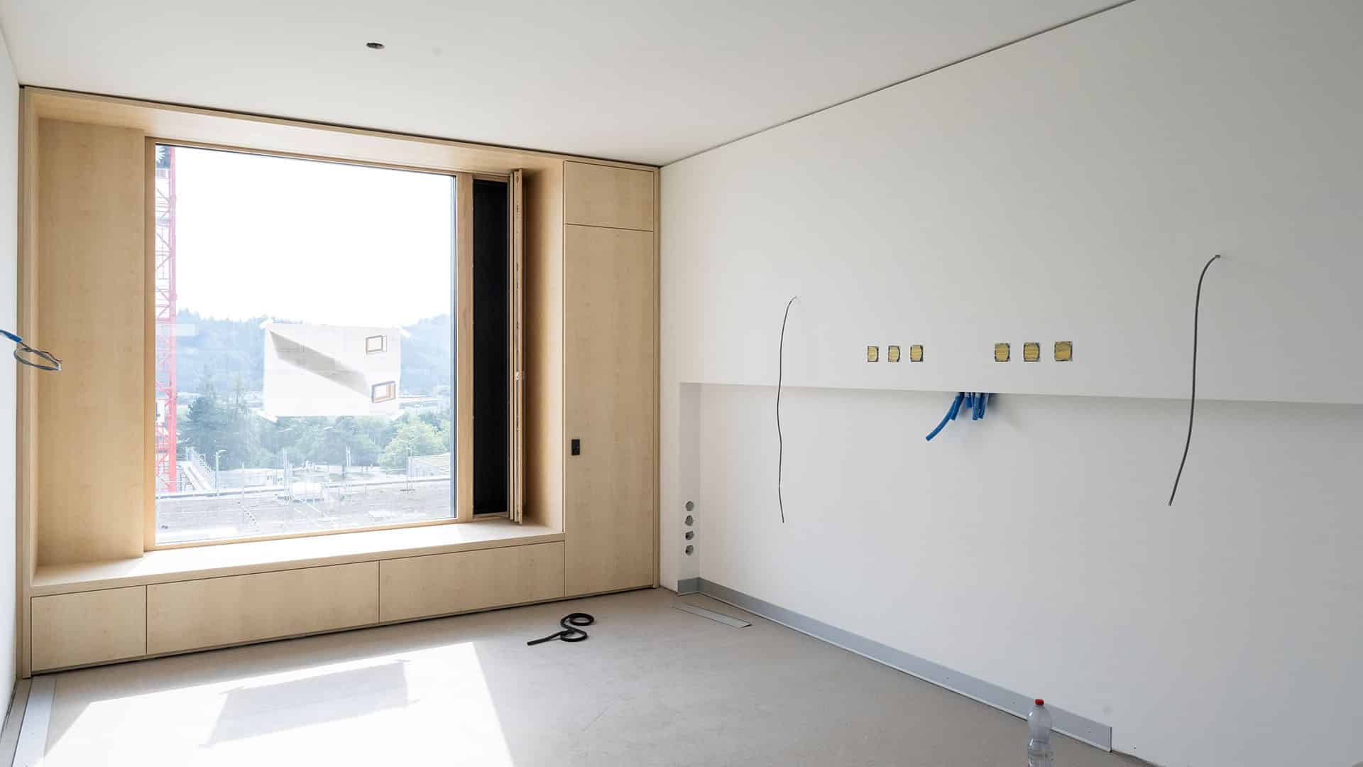 Patientenzimmer mit Fensterfront und weissen Wänden im KSB-Neubau