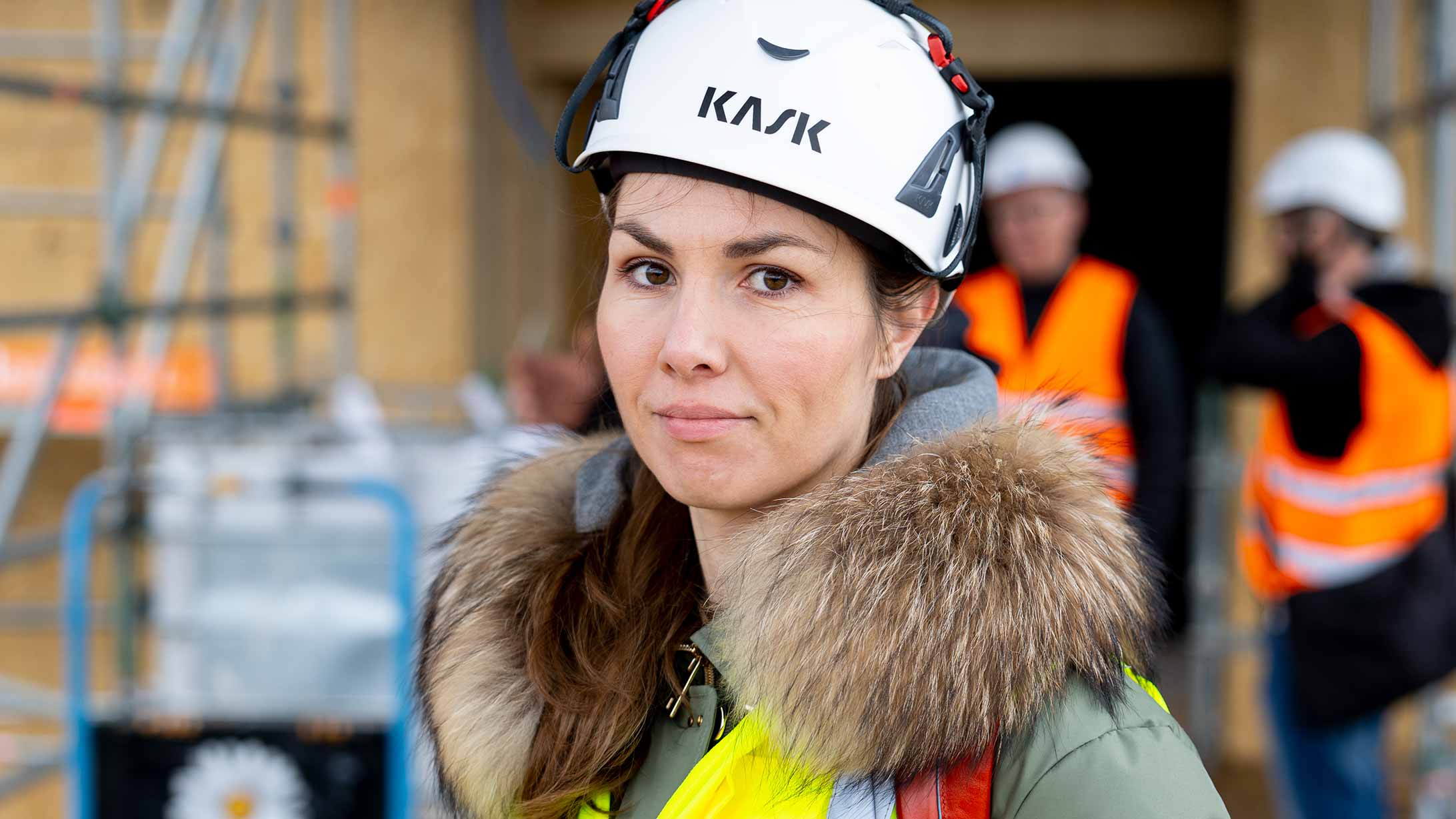 Inga-Leena Schwager von der Amberg Loglay AG mit Schutzweste und Helm auf der KSB-Baustelle