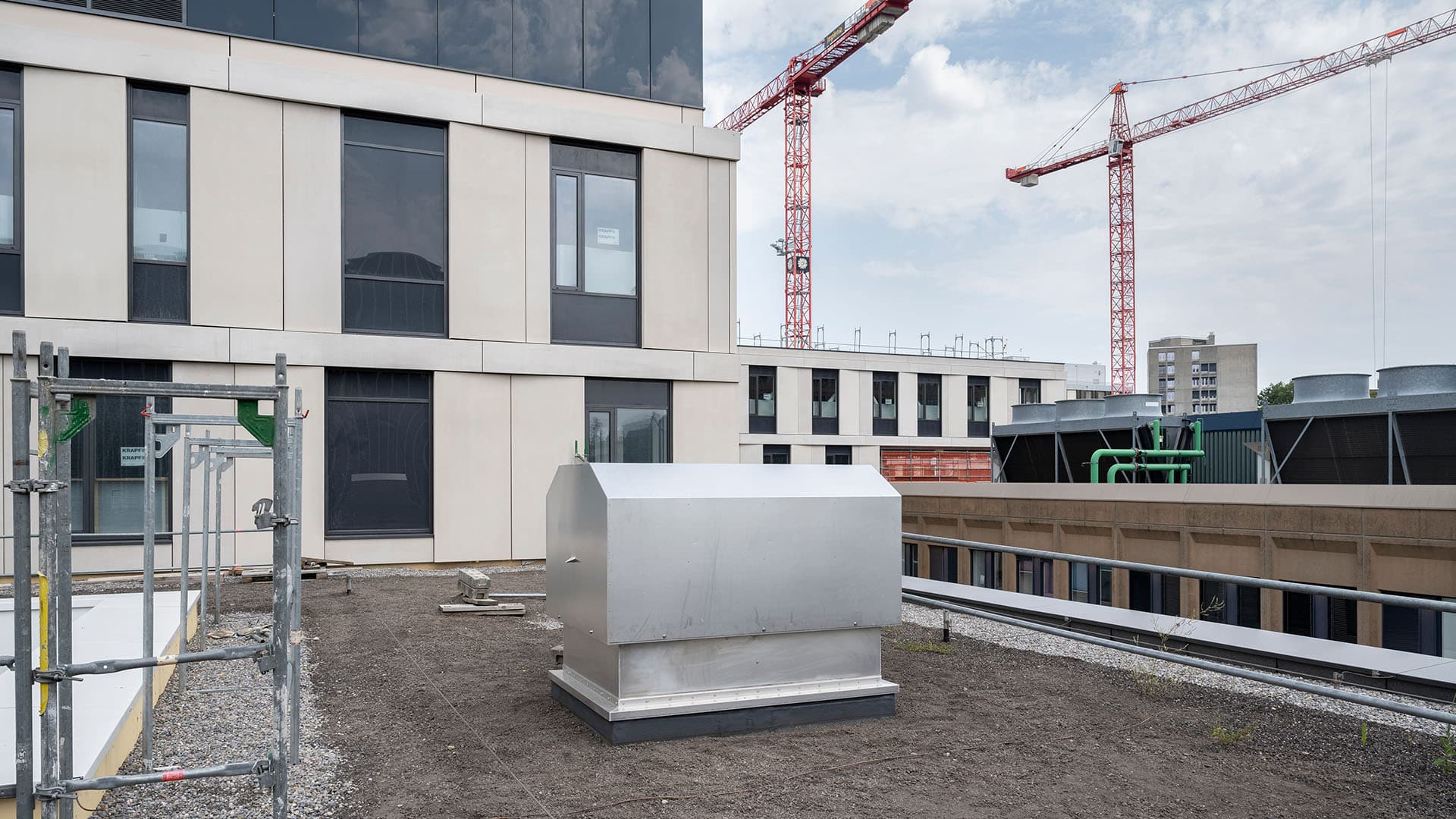 Monoblock Fortluftaustritt auf Dach KSB-Neubau