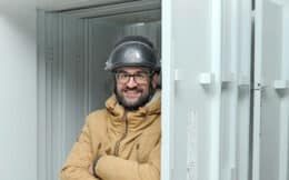 Damian Bögli, Projektleiter Strasserthun, mit Bauhelm in Türzargen auf Baustelle KSB-Neubau.