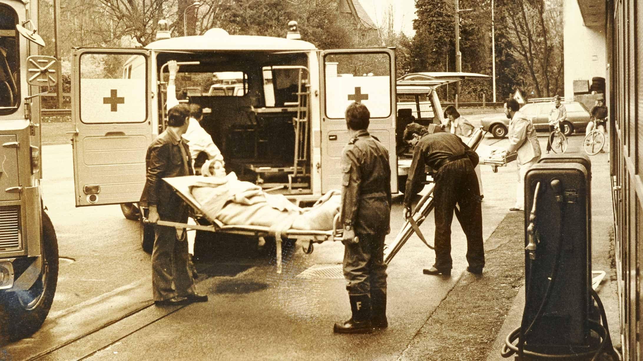 Originalbild von 1978: Ein Krankenwagen fungiert als Umzugsauto